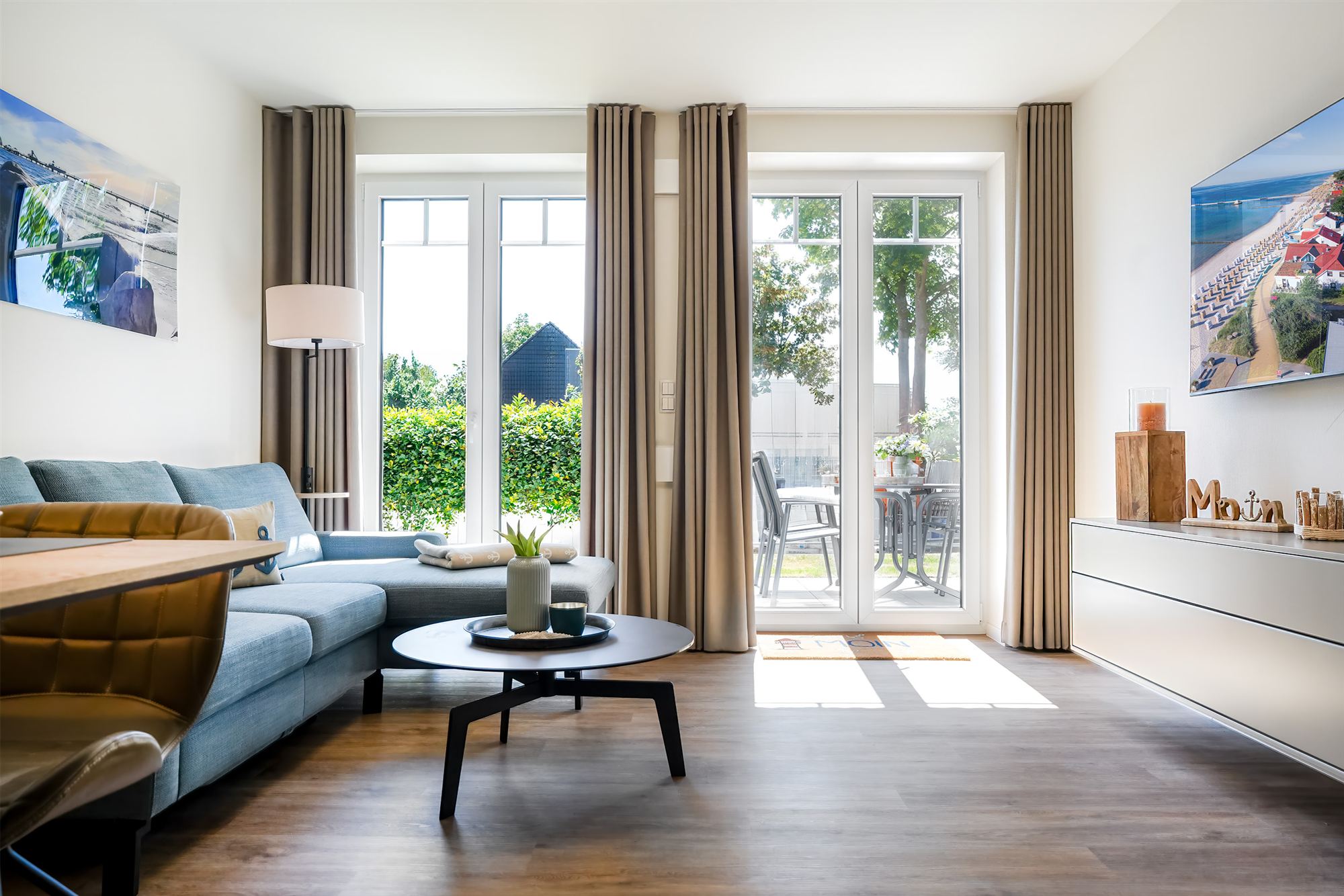Heller Wohnbereich mit Sofa und Blick auf die Terrasse